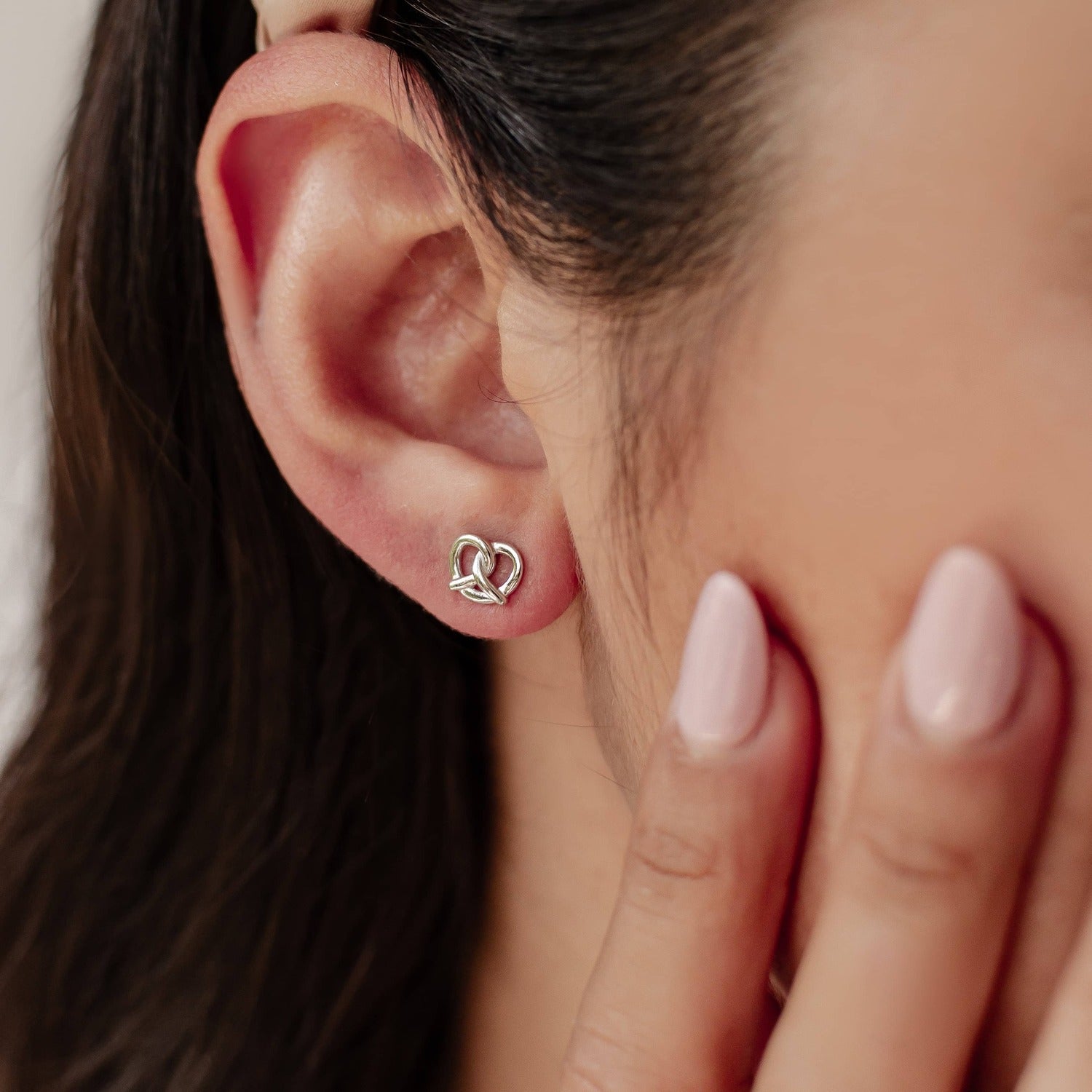 Pendiente de Botón Pretzel Plata de Ley 925